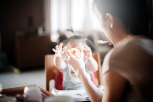 A rotina materna é desafiadora, mas também muito prazerosa. | Foto: Unsplash.