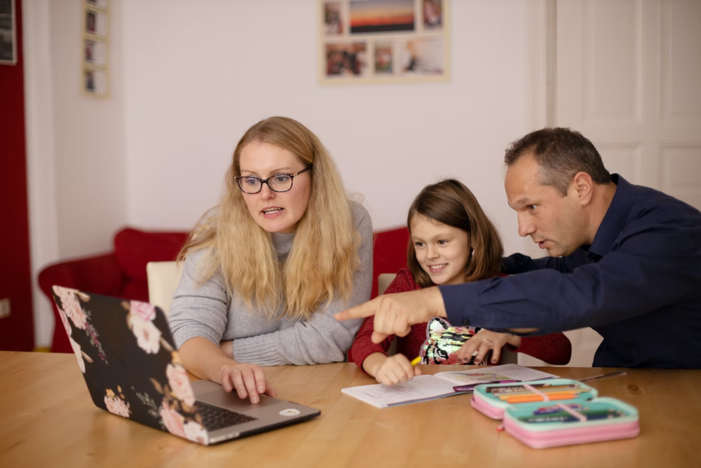 Pais superprotetores pode ter um grande impacto na vida de seus filhos. | Foto: Unsplash.