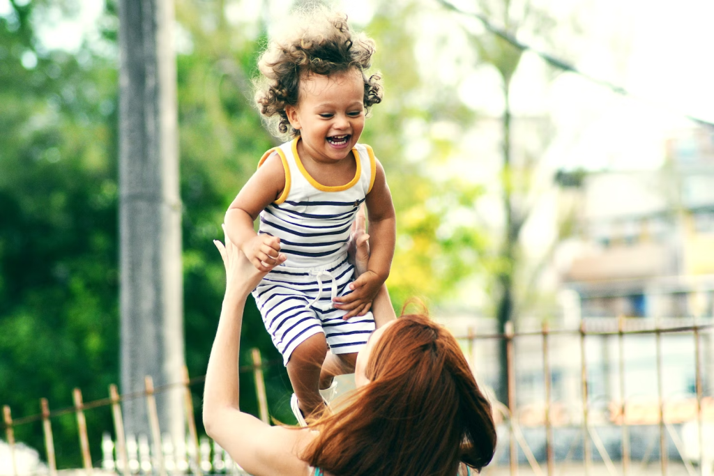 Ver o filho com autoestima é uma imensa alegria para os pais. | Foto: Unsplash.