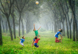 A liberdade de ser criança, errar, tentar e brincar é maravilhosa. | Foto: Unsplash.