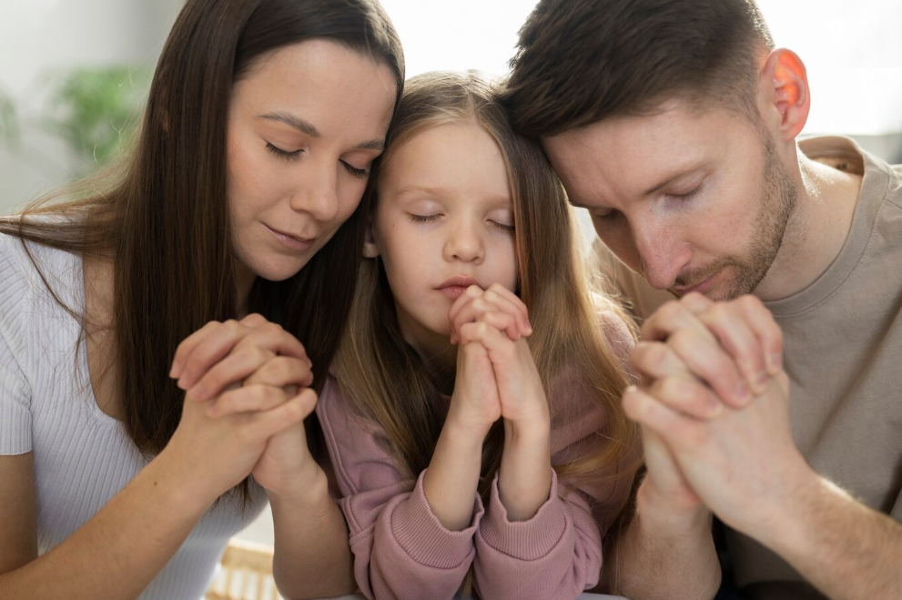 mulher cristã e sua família orando