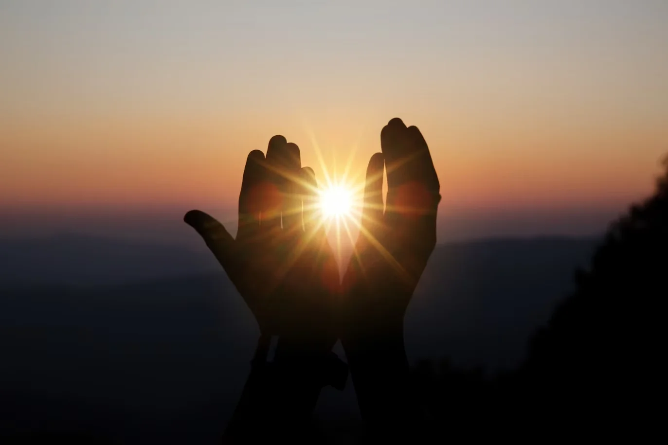 imagem ilustrativa autoconhecimento mãos em frente ao sol