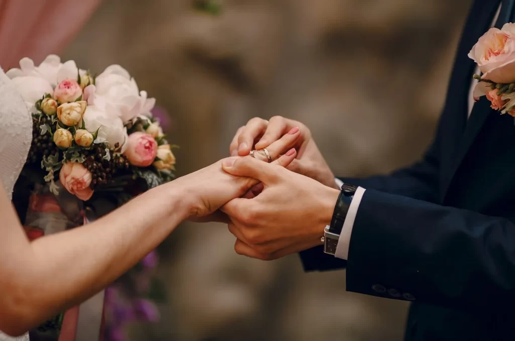 imagem ilustrativa casamento e uniao a dois com noivo colocando anel em noiva