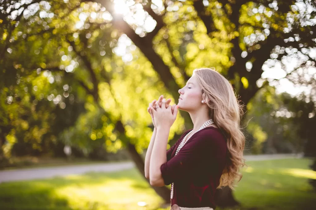 imagem ilustrativa de mulher praticando o cristianismo