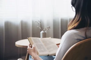 mulher lendo e compreendendo a bíblia